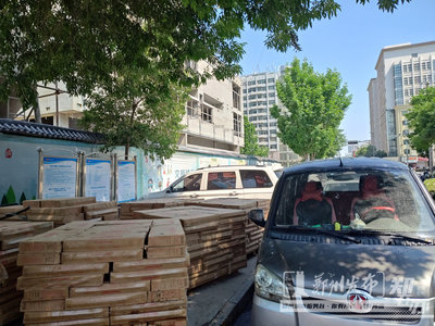 鄭州房地產開發亂象 人行道變身停車場料場，路口人車混行擁堵頻發